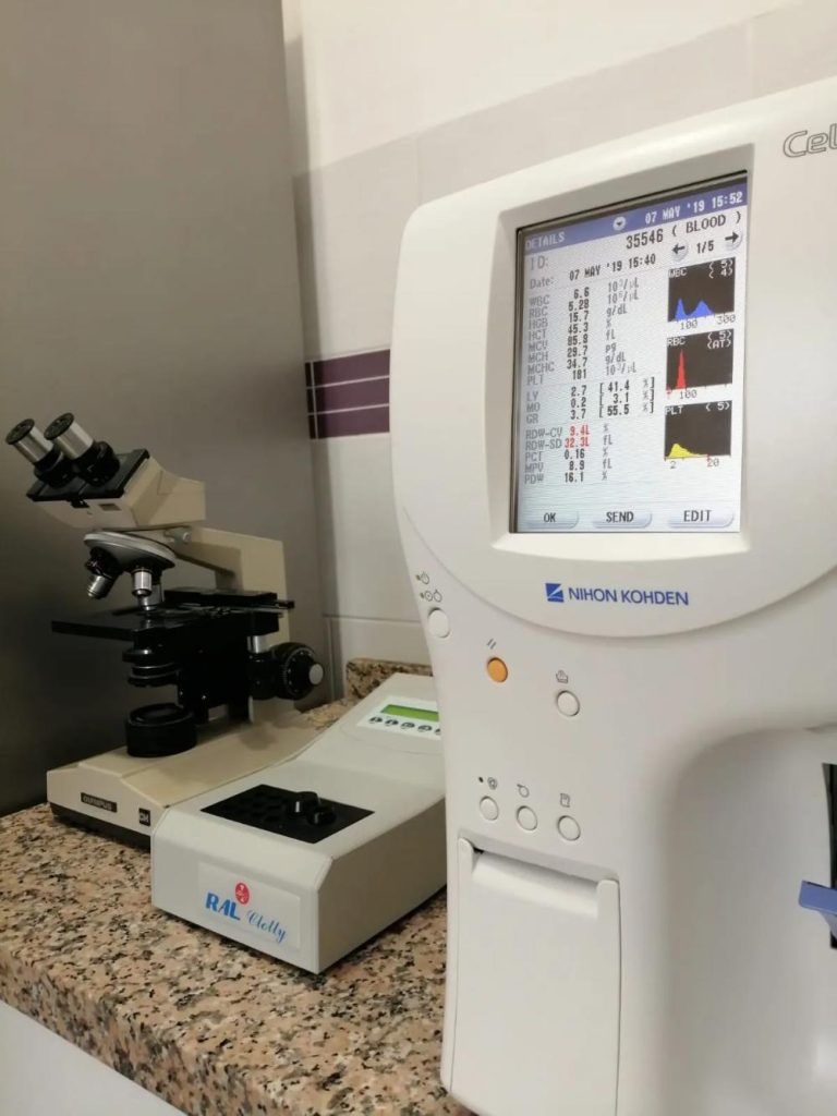 Máquina de análisis clínicos