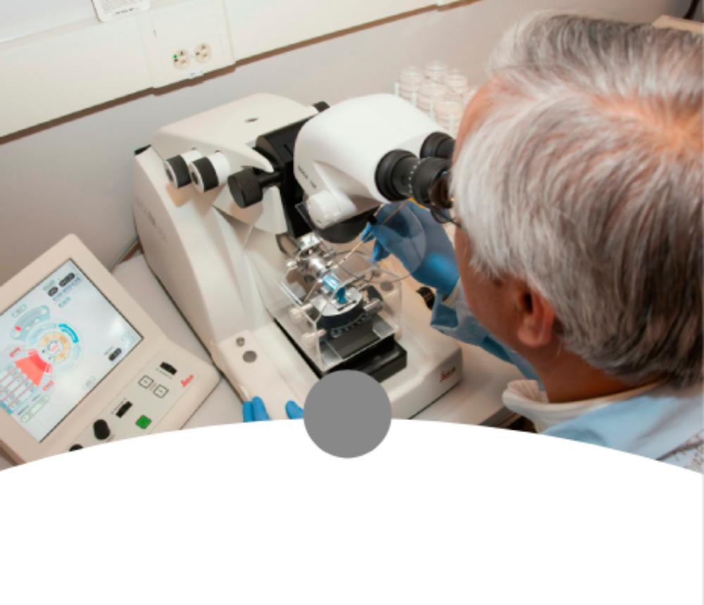 Hombre usando microscopio