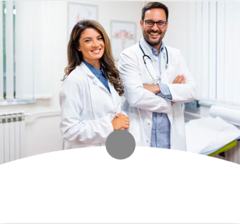 Dos médicos sonrientes